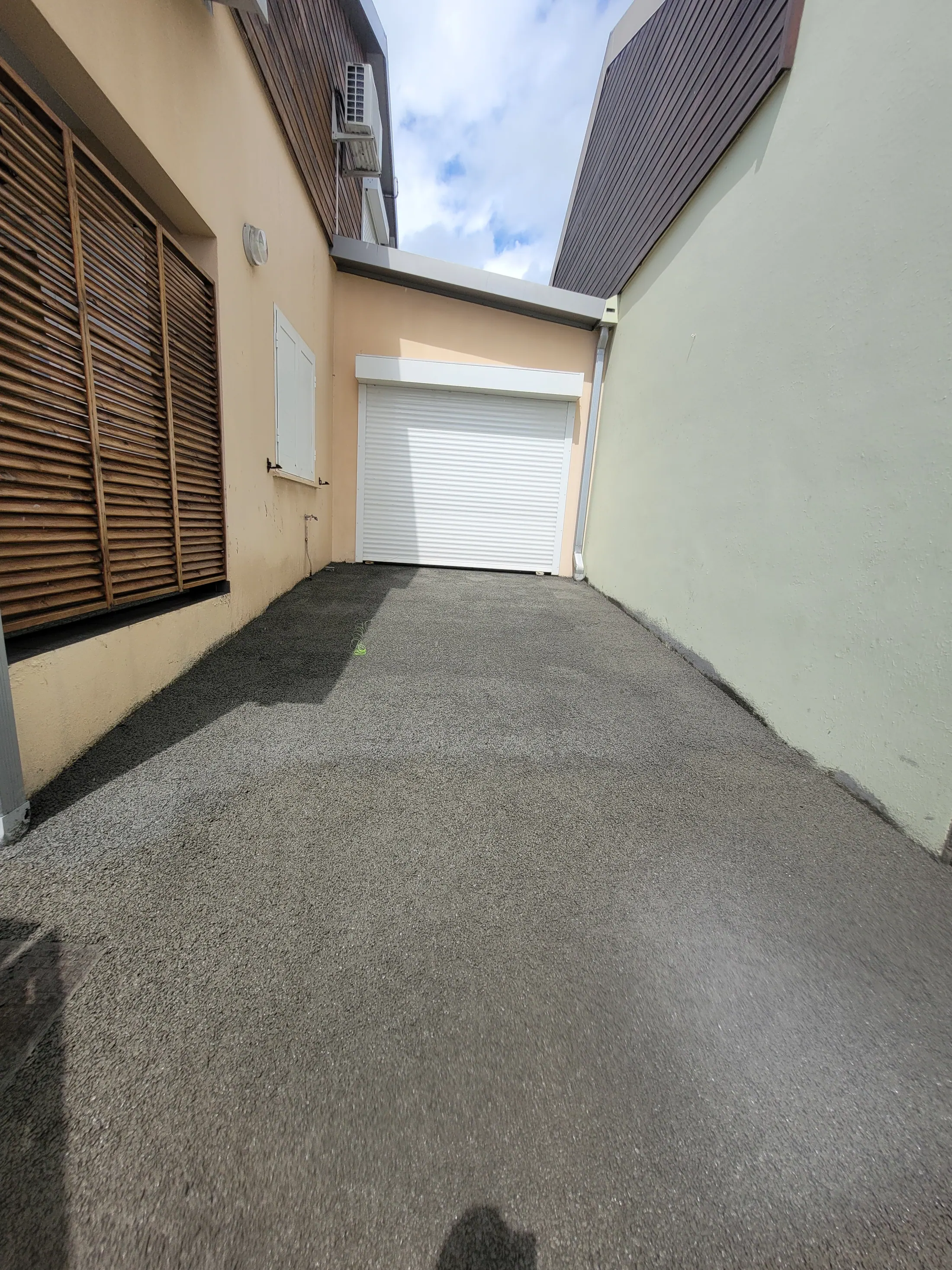 Accès garage réalisé devant une porte de garage