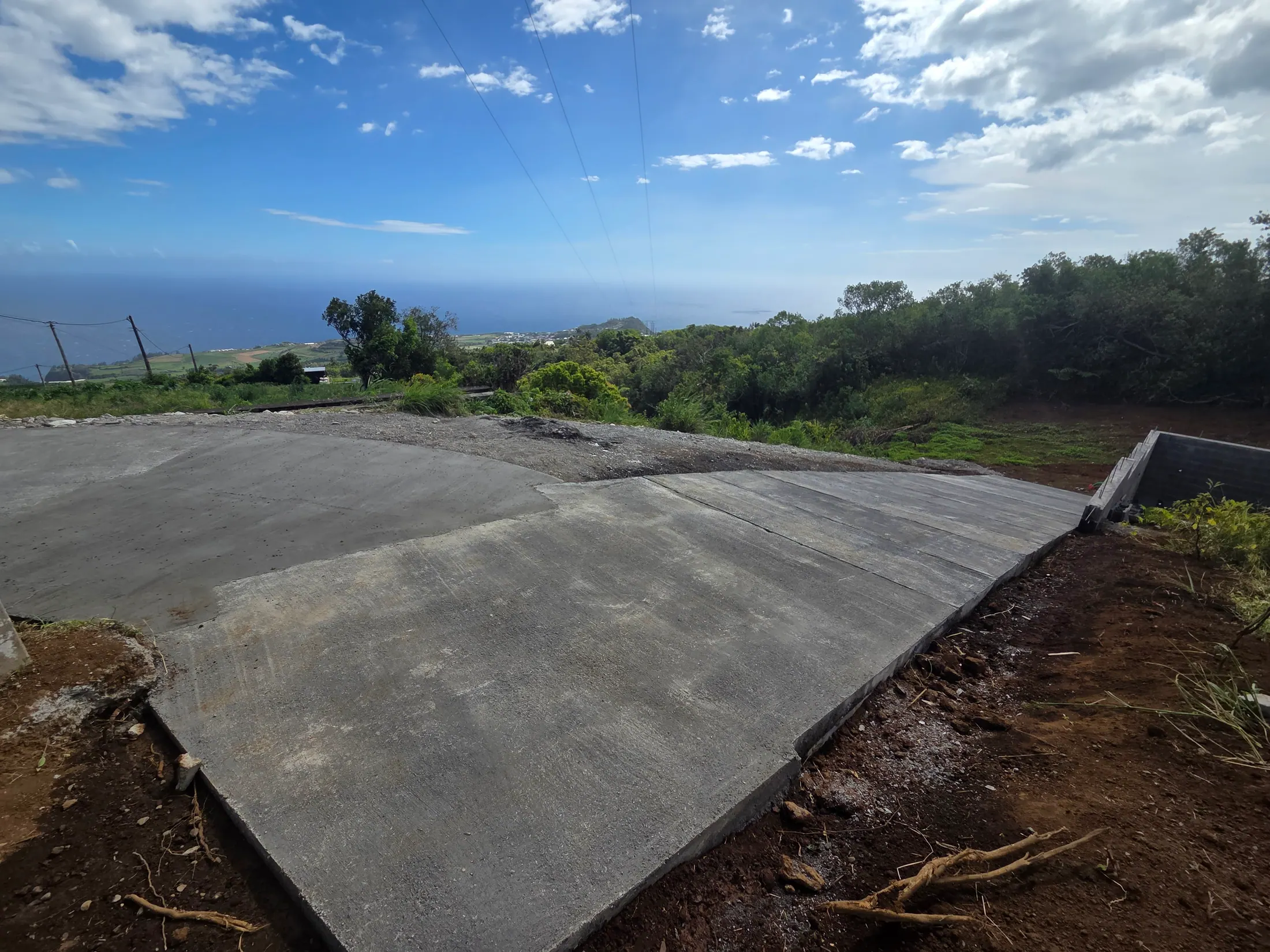 Chemin béton réalisé dans un aménagement extérieur