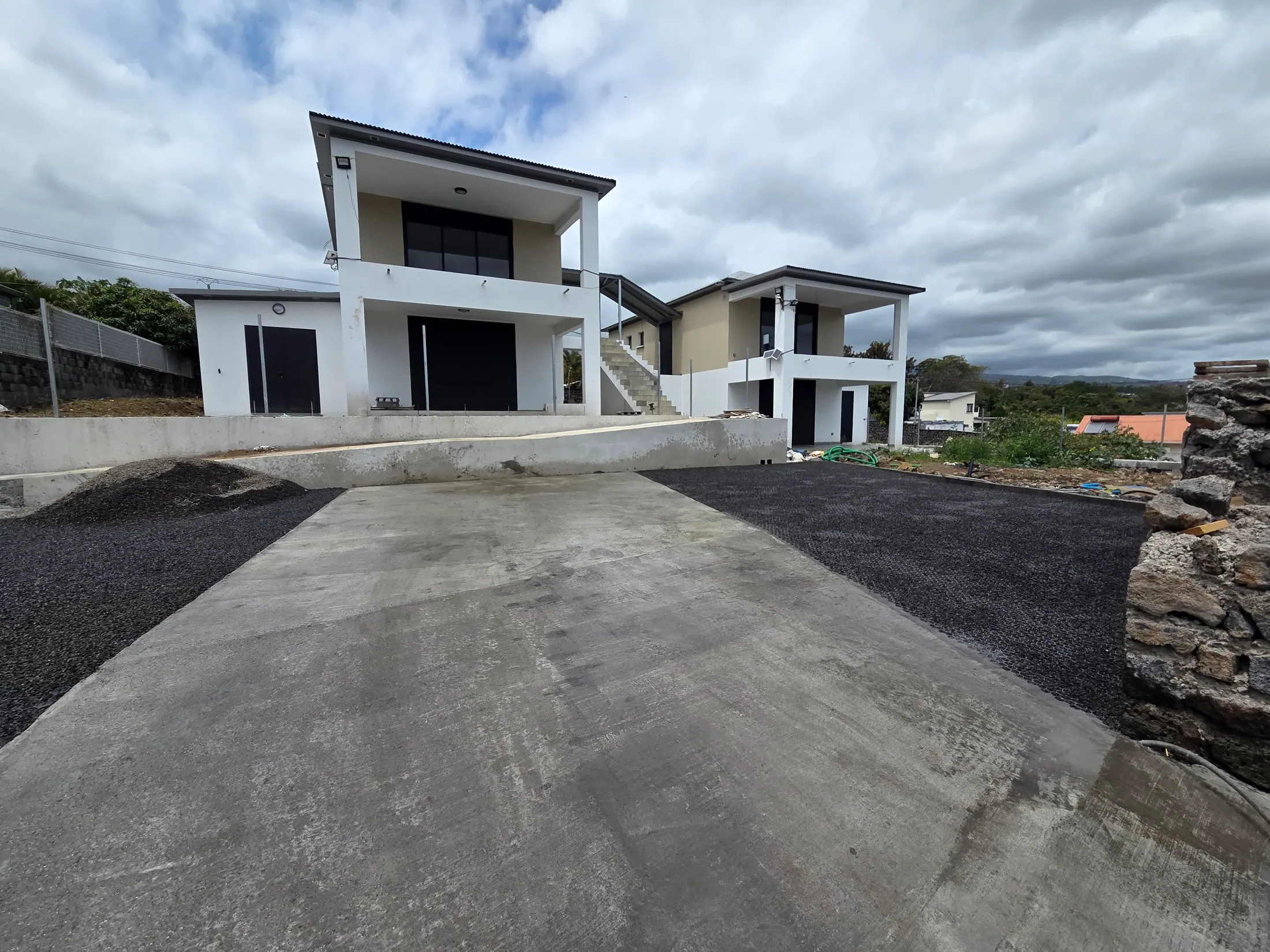 Accès béton et stationnement réalisés devant une maison