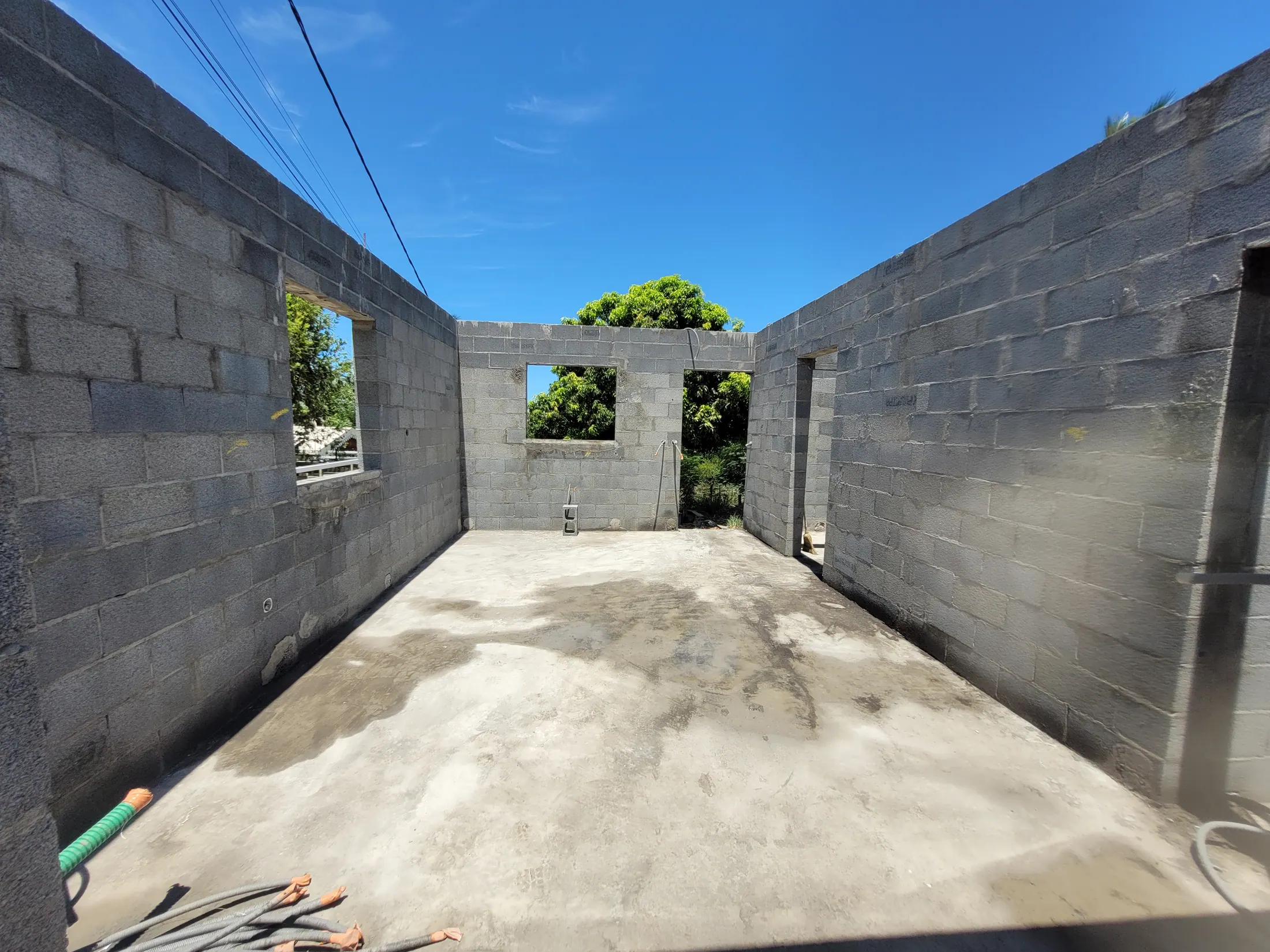 Murs et ouvertures en béton sur chantier de villa