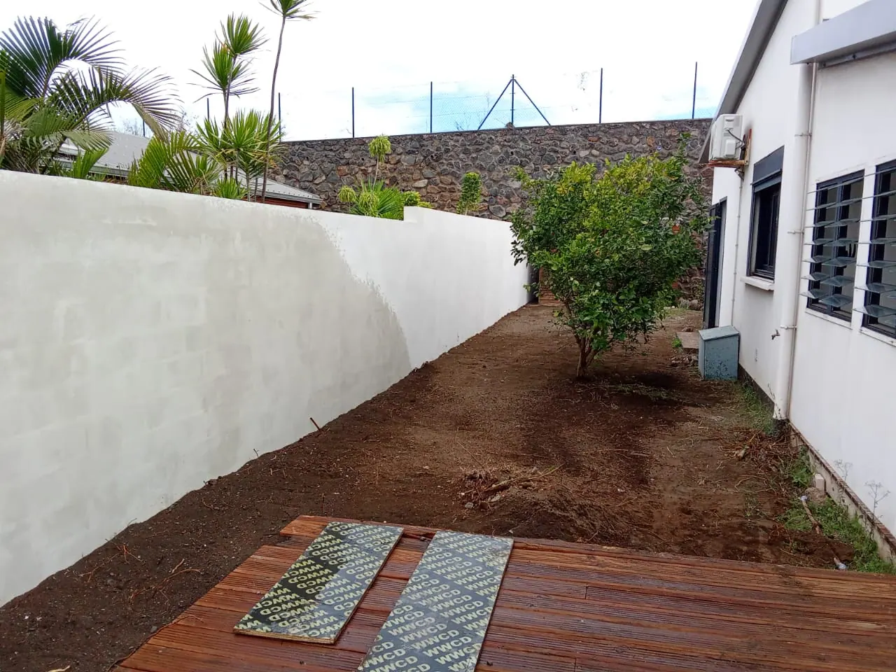 Mur béton en limite d’habitation
