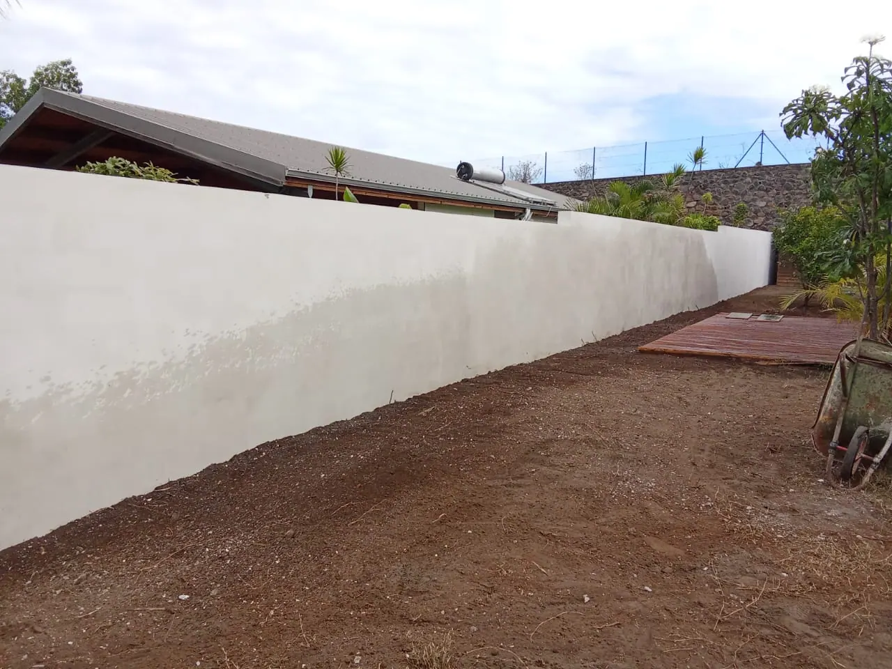 Mur béton et terrain extérieur
