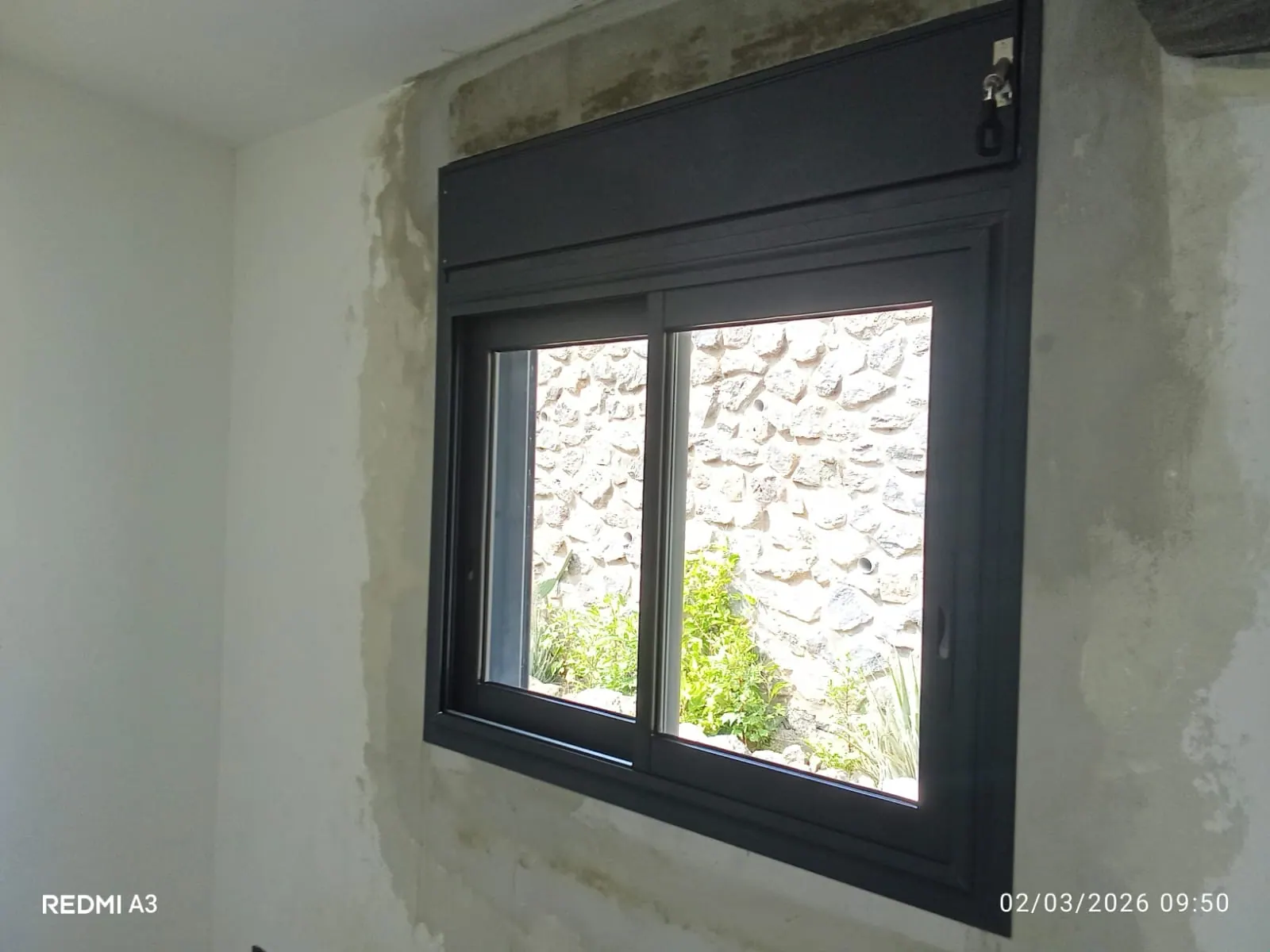 Fenêtre créée sur un mur existant vue depuis l’intérieur