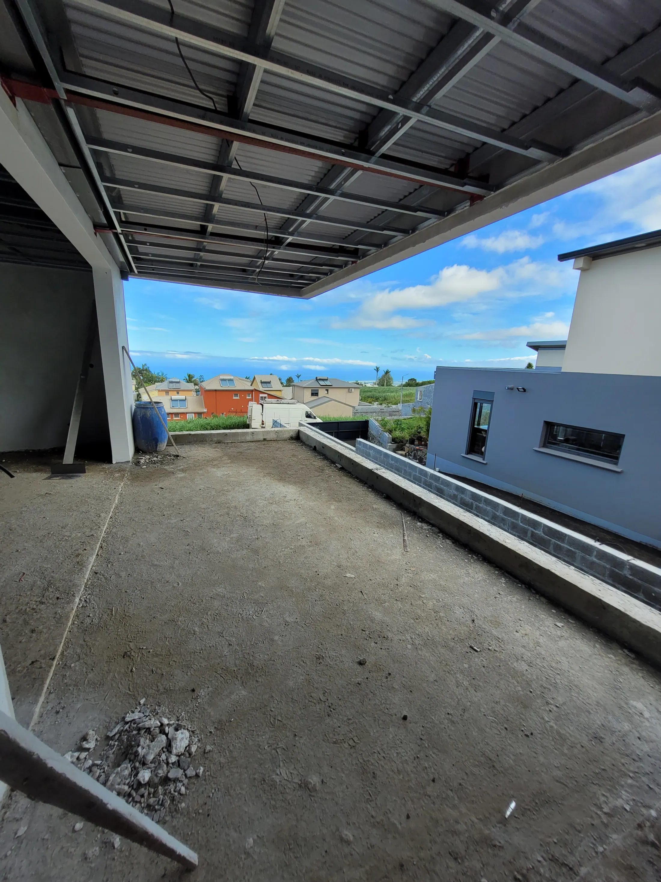 Terrasse et volume de villa en chantier