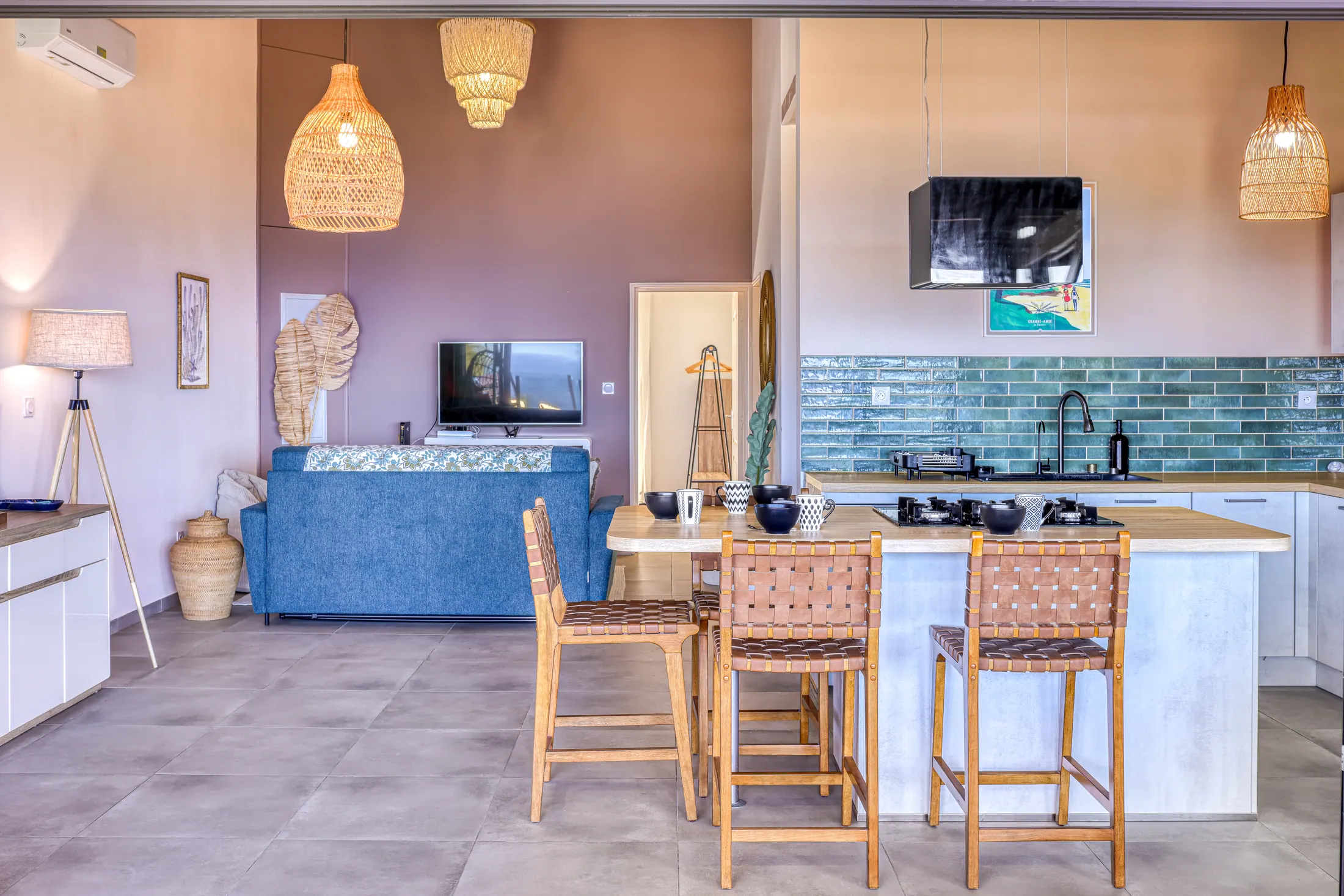 Pièce de vie rénovée avec cuisine ouverte dans la Villa Petite Anse